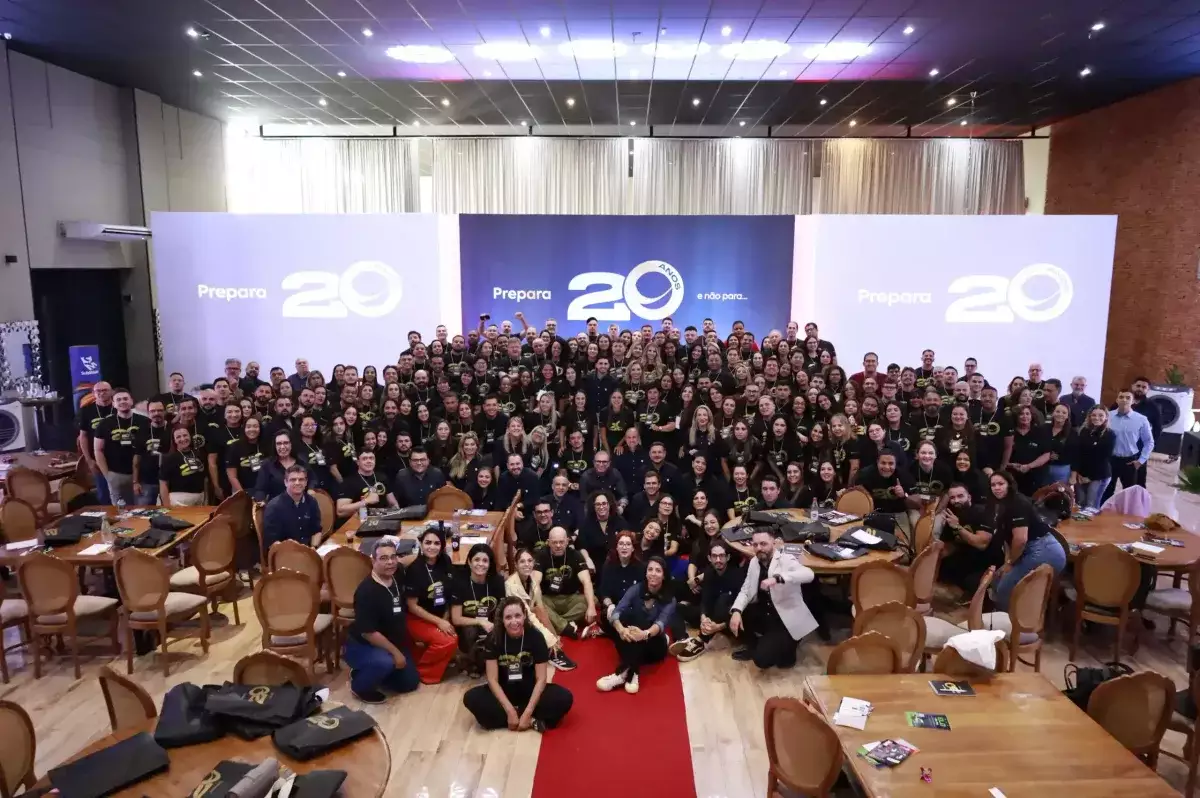 Colaboradores da MoveEdu reunidos em convenção do grupo, foto 1 de 14