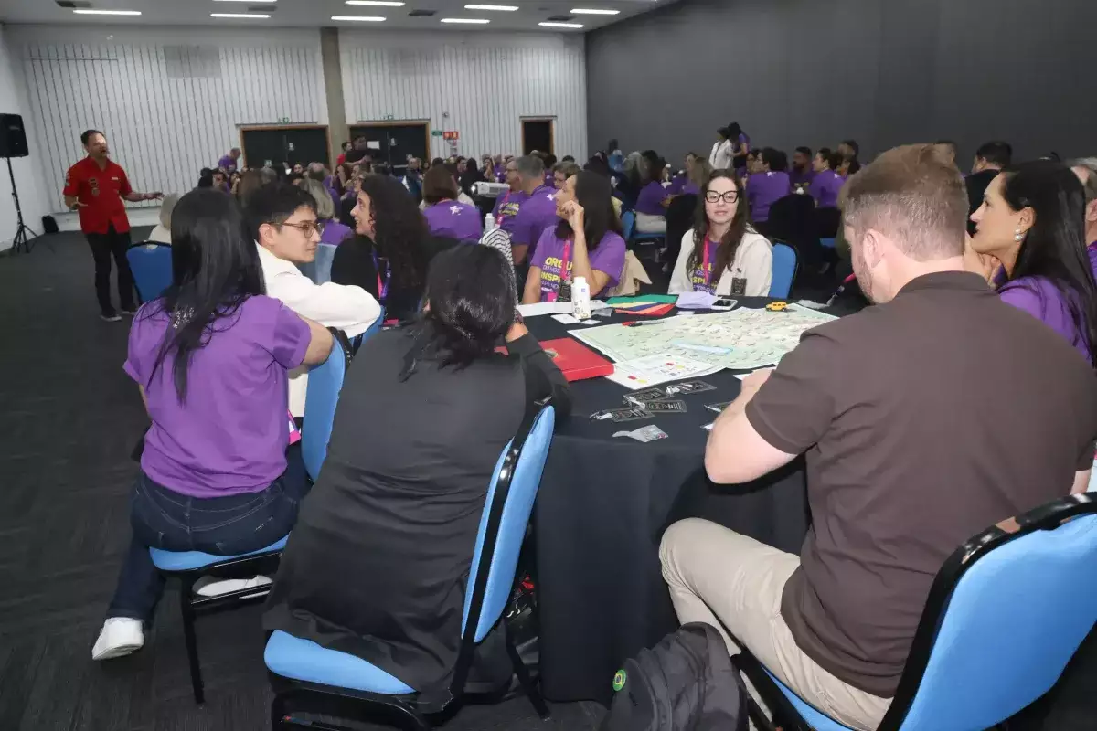 Colaboradores da MoveEdu reunidos em convenção do grupo, foto 10 de 14
