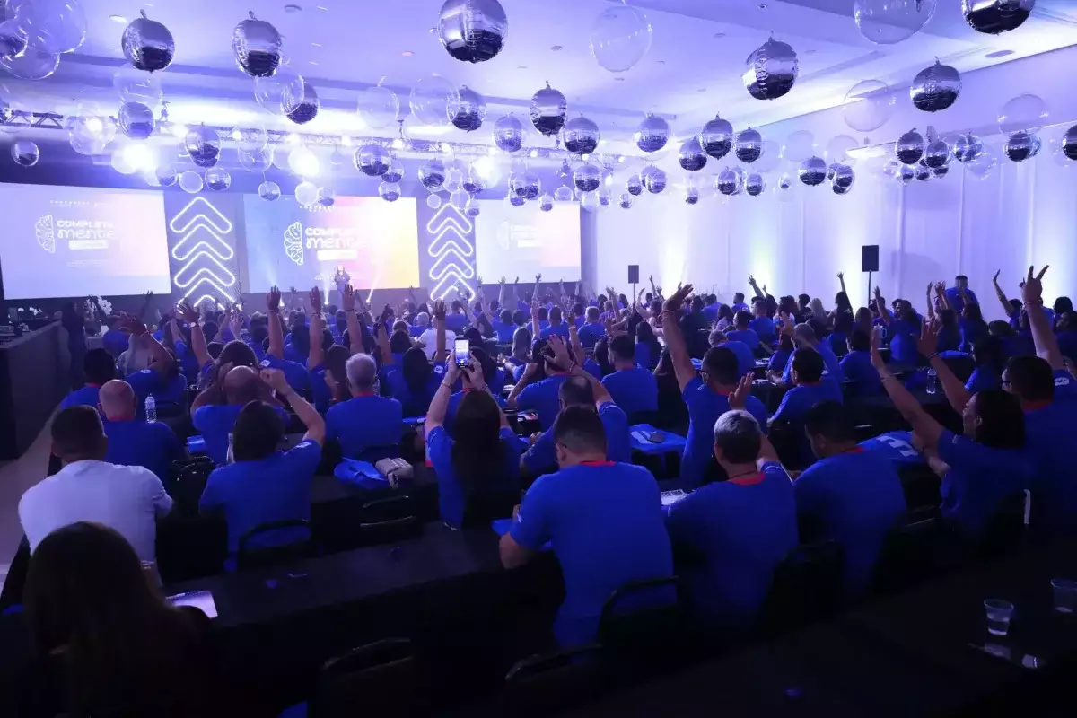 Colaboradores da MoveEdu reunidos em convenção do grupo, foto 5 de 14