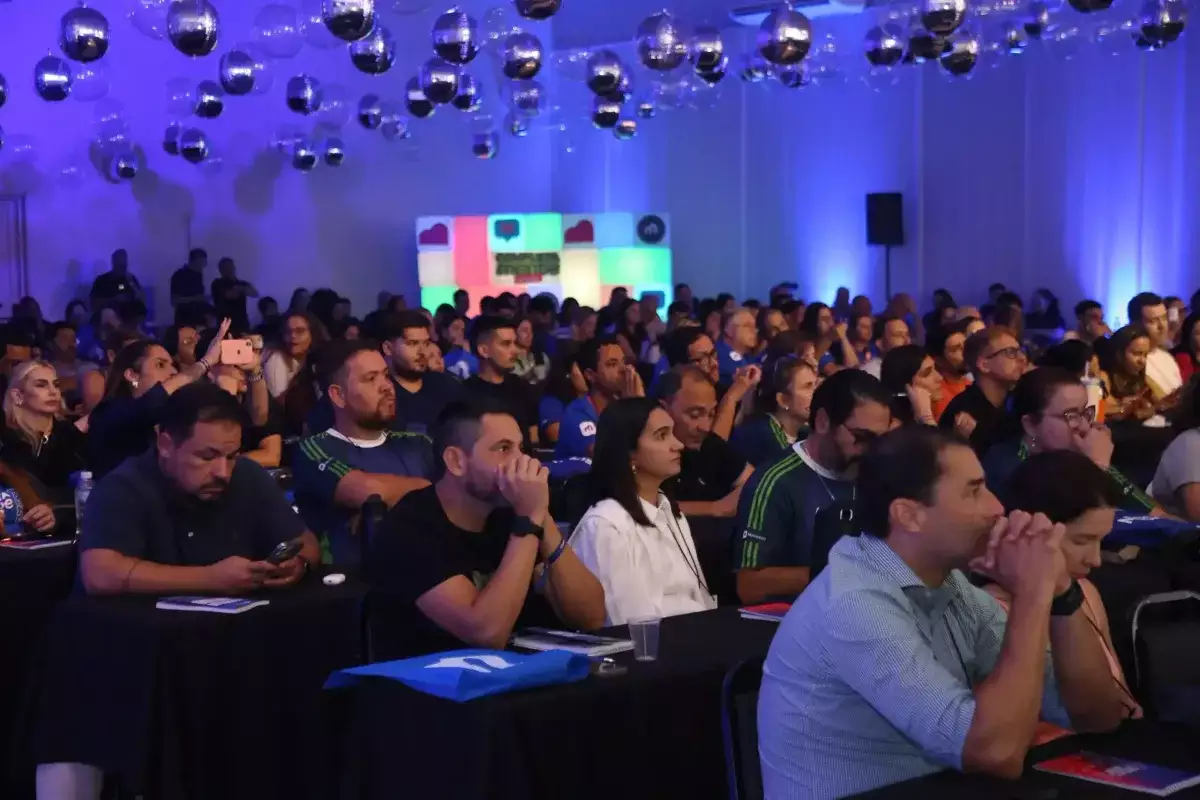 Colaboradores da MoveEdu reunidos em convenção do grupo, foto 11 de 14