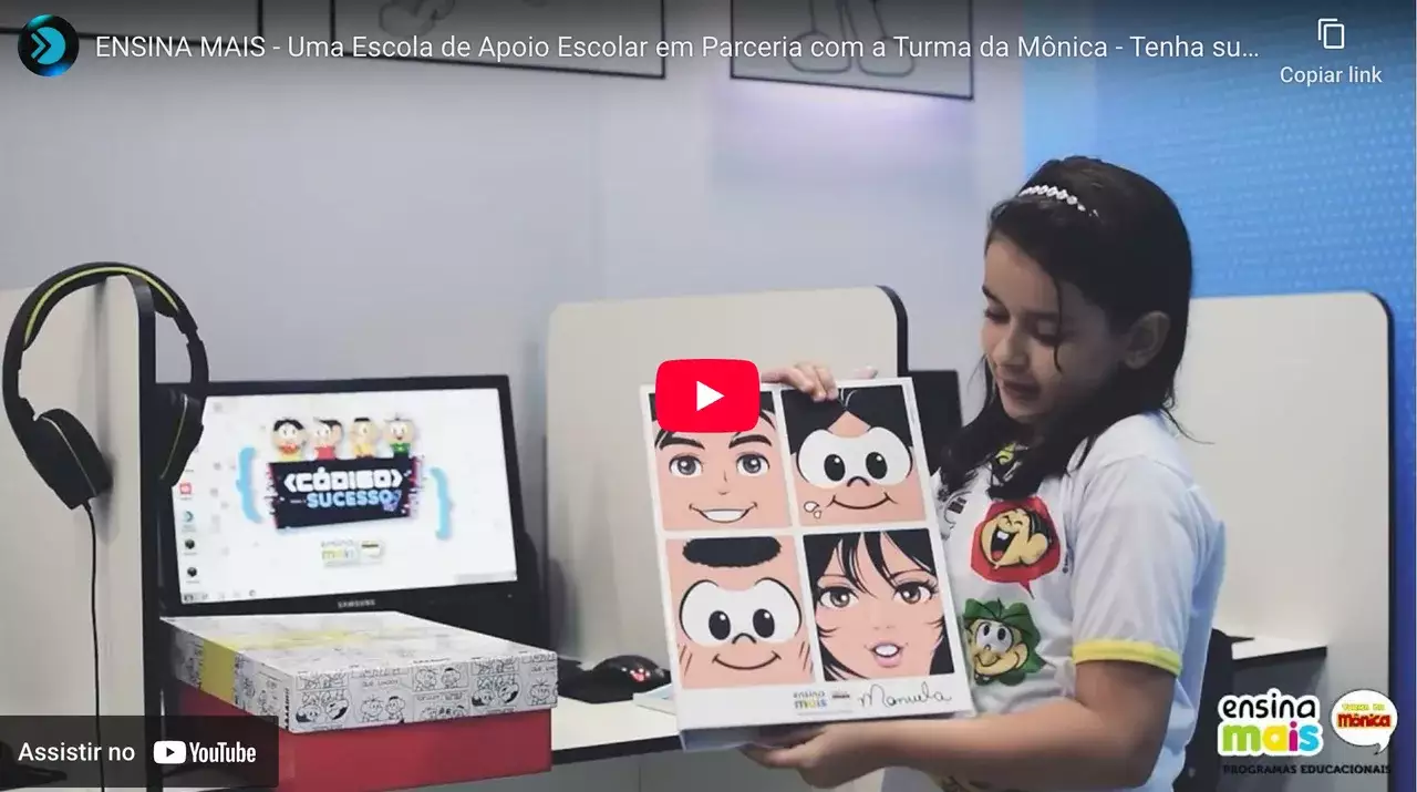 Aluna da Ensina Mais Turma da Mônica montando rostos dos personagens em uma atividade na escola