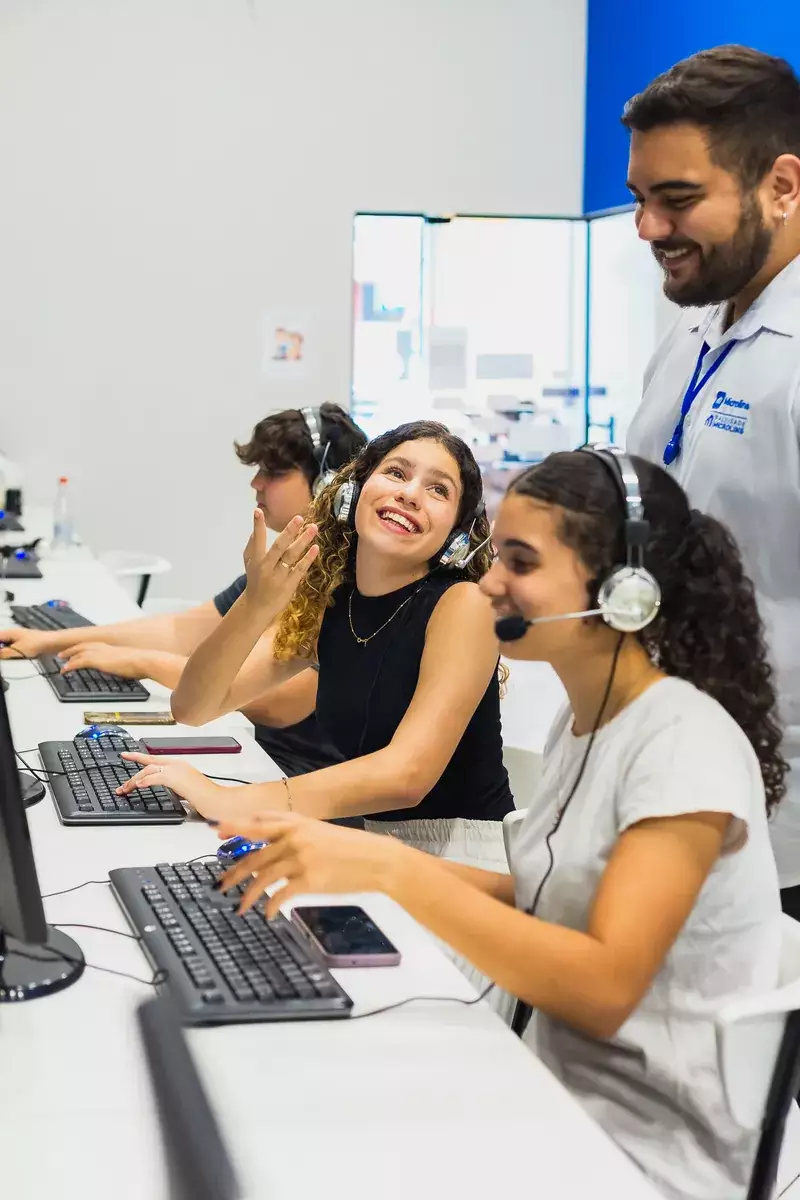 Alunas em aula Microlins