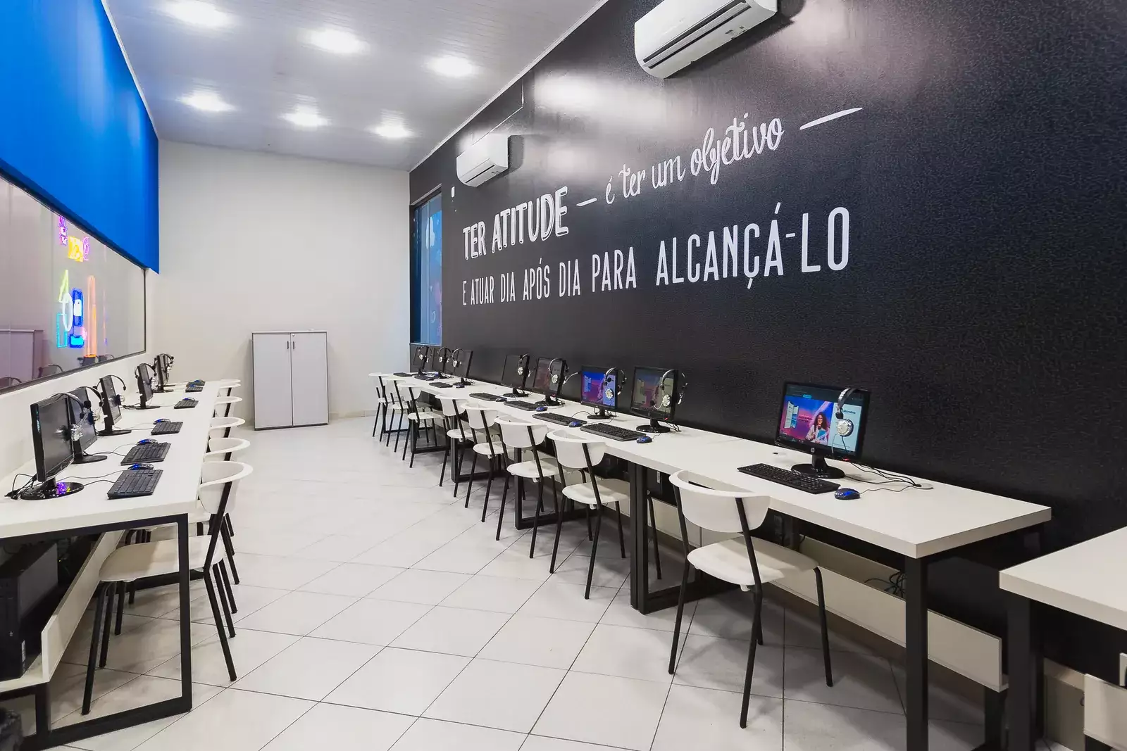 Laboratório Microlins com alunos em aula