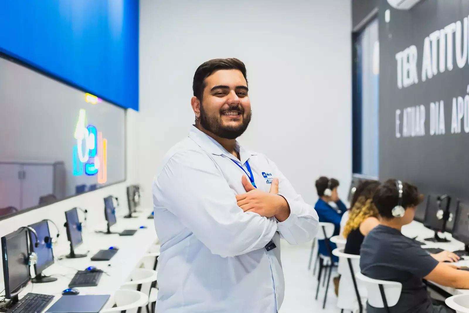 Professor em laboratório Microlins
