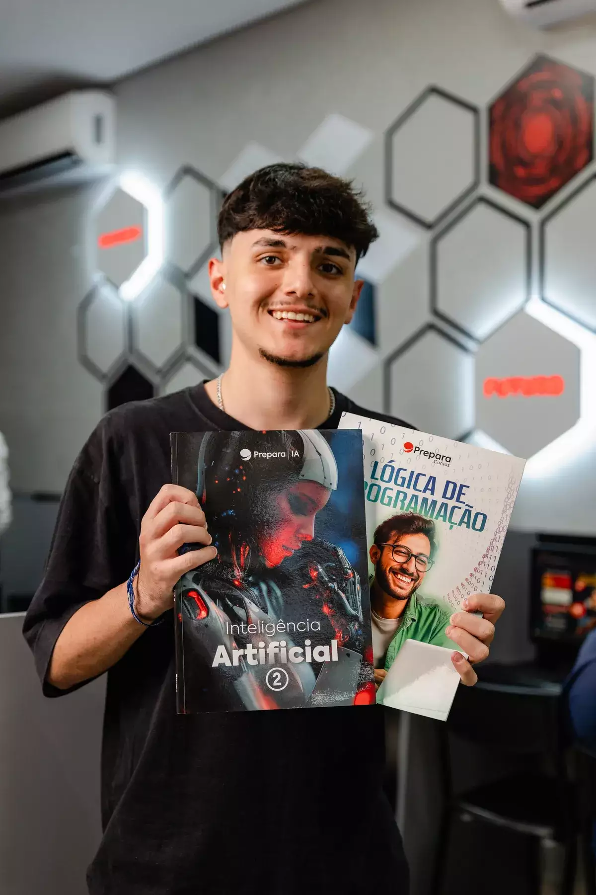 Aluno Prepara IA sorrindo com o material didático