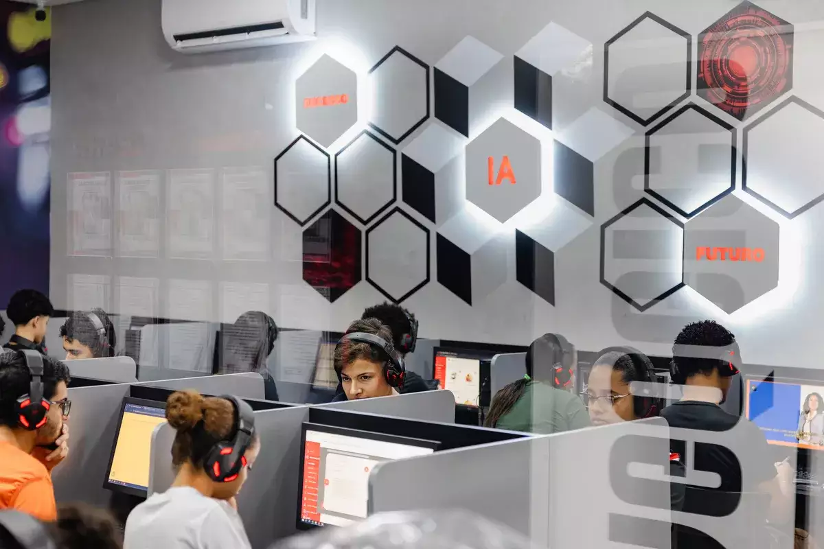 Sala de aula Prepara IA com branding na parede