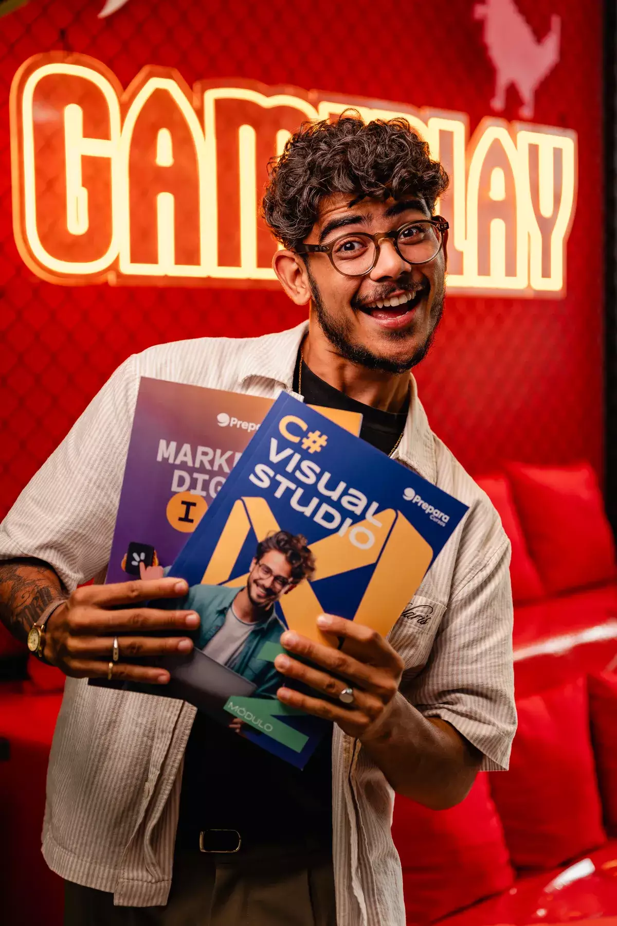 Aluno Prepara IA sorrindo com material didático