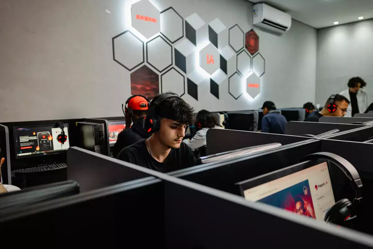Turma em aula com computadores
