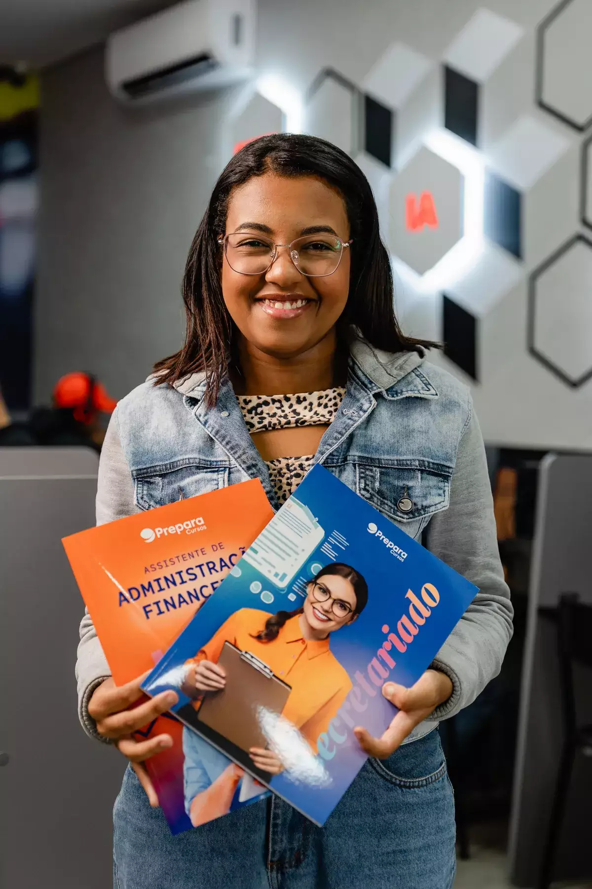 Aluna Prepara IA com kit de cursos